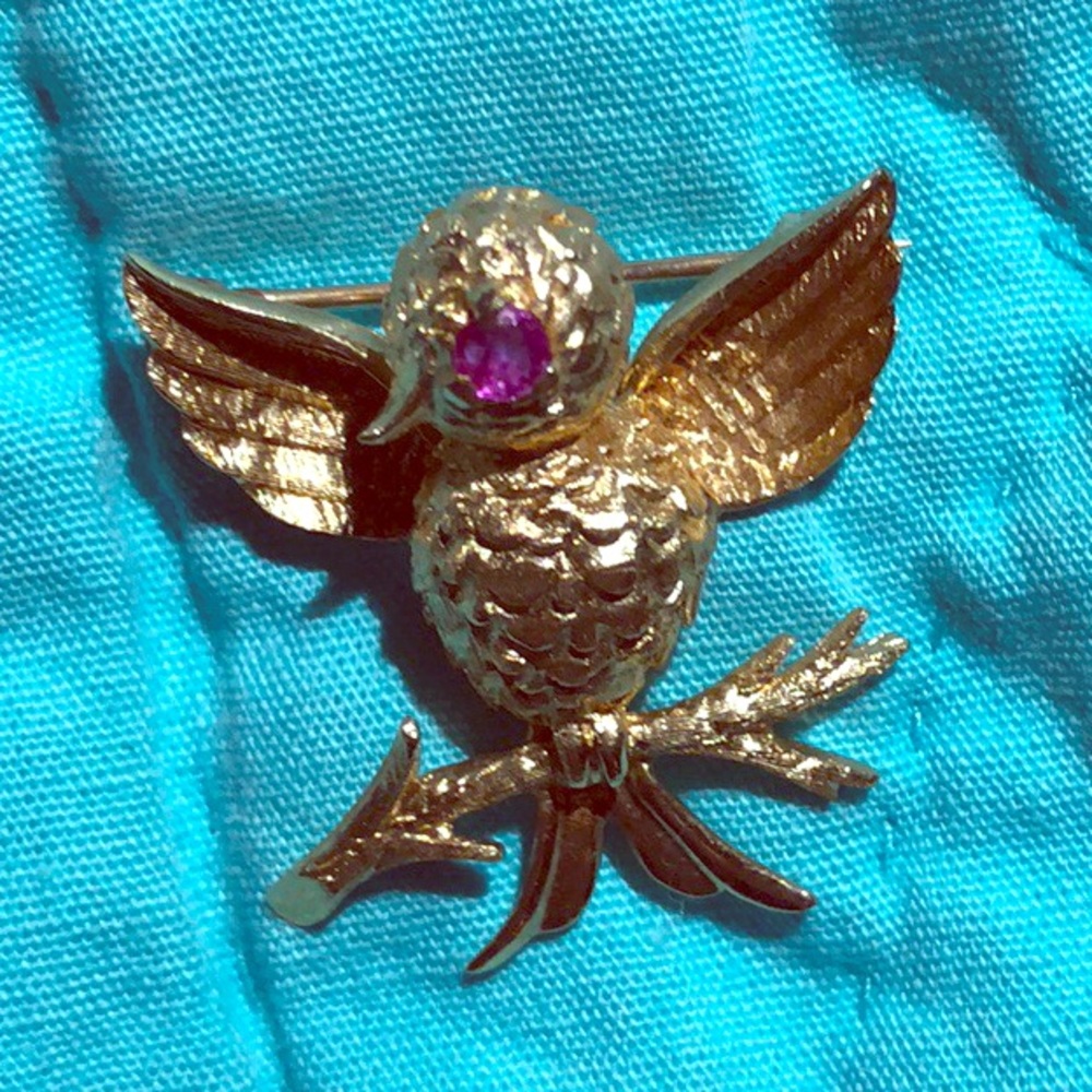 Antique 14k gold Bird Pin w Ruby eye.